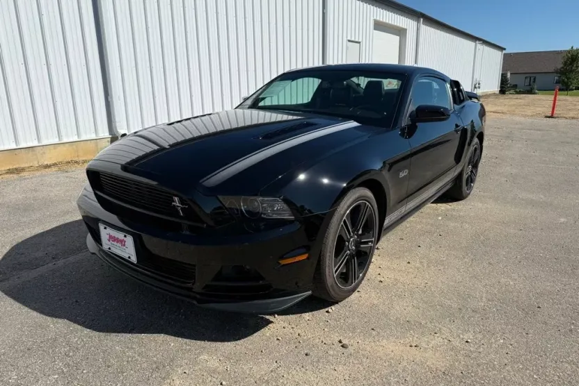 2013 Ford Mustang GT Premium photo 1