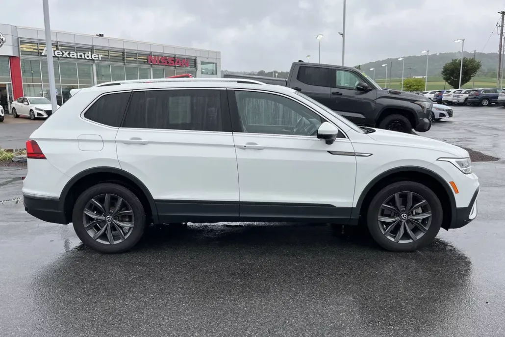 2022 Volkswagen Tiguan SE photo 1