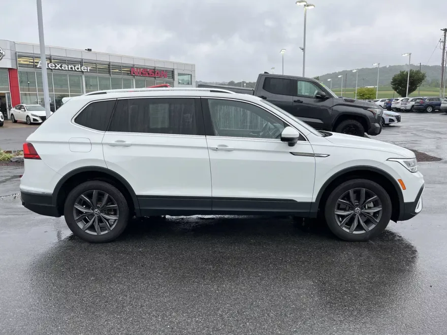 2022 Volkswagen Tiguan SE photo 1