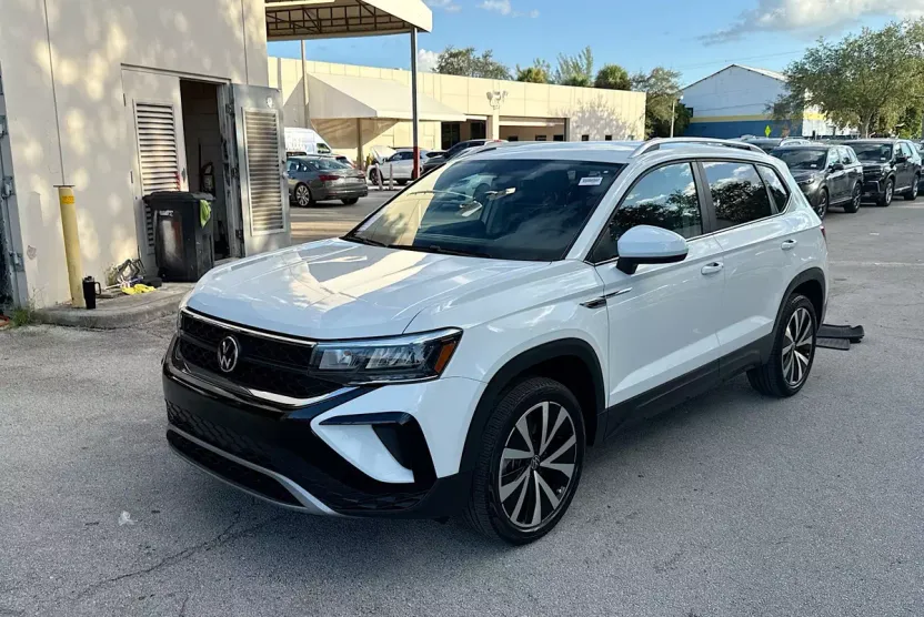 2022 Volkswagen Taos SE photo 1