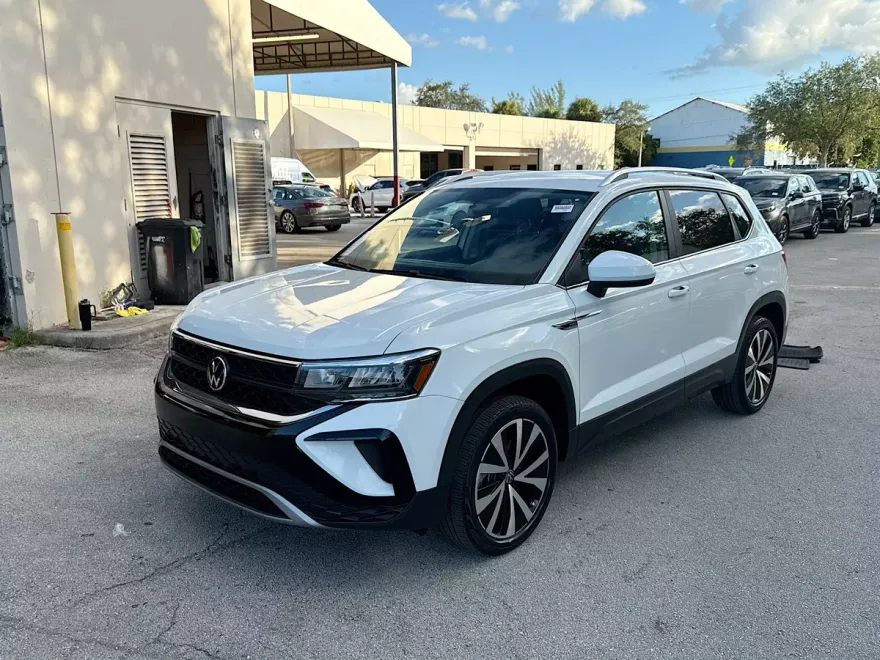 2022 Volkswagen Taos SE photo 1