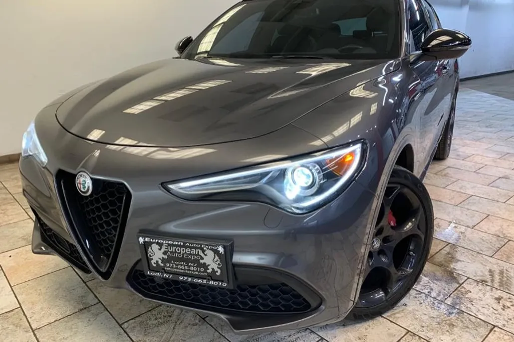 2023 Alfa Romeo Stelvio Ti photo 1