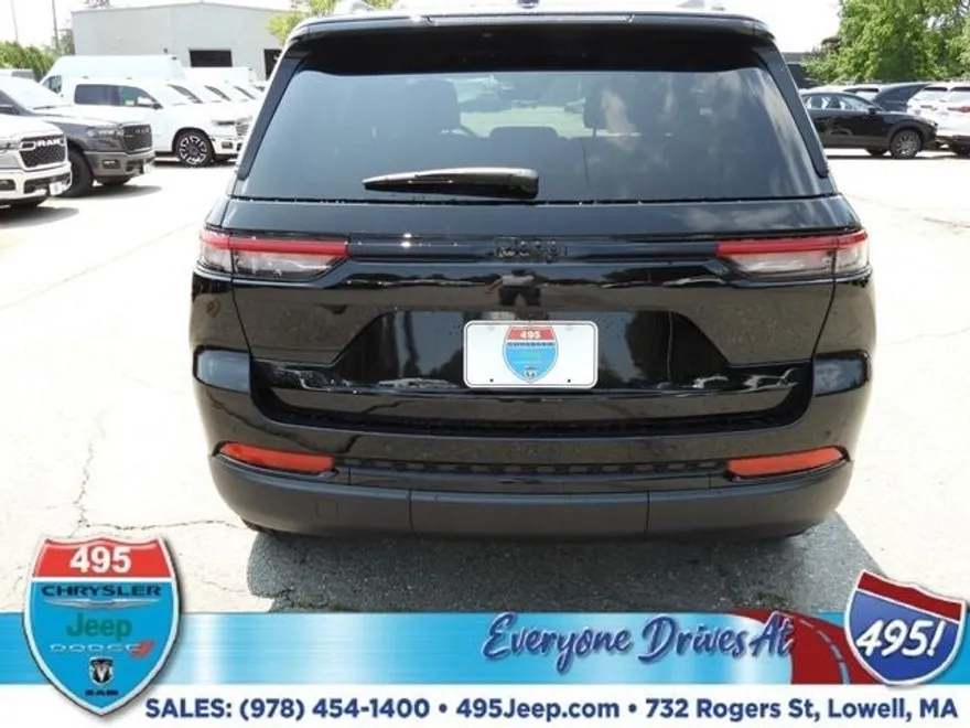 2025 Jeep Grand Cherokee Laredo photo 1