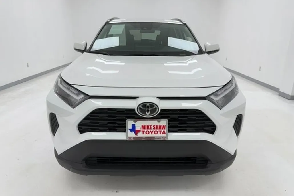 2024 Toyota RAV4 XLE photo 1