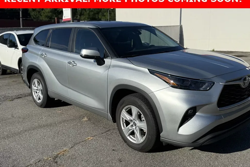 2023 Toyota Highlander LE photo 1