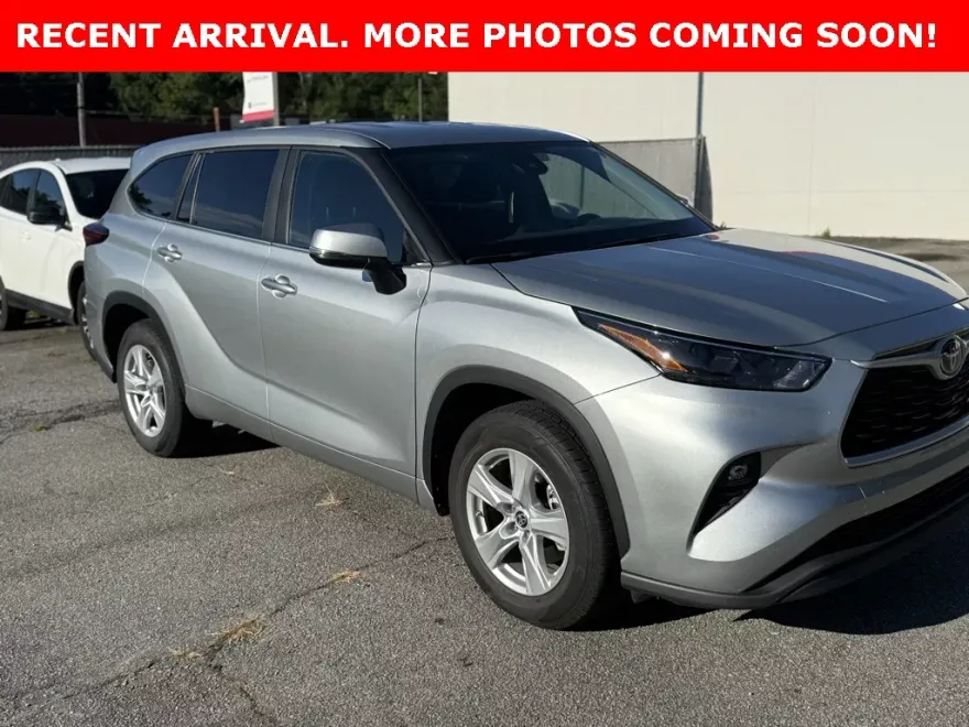 2023 Toyota Highlander LE photo 1