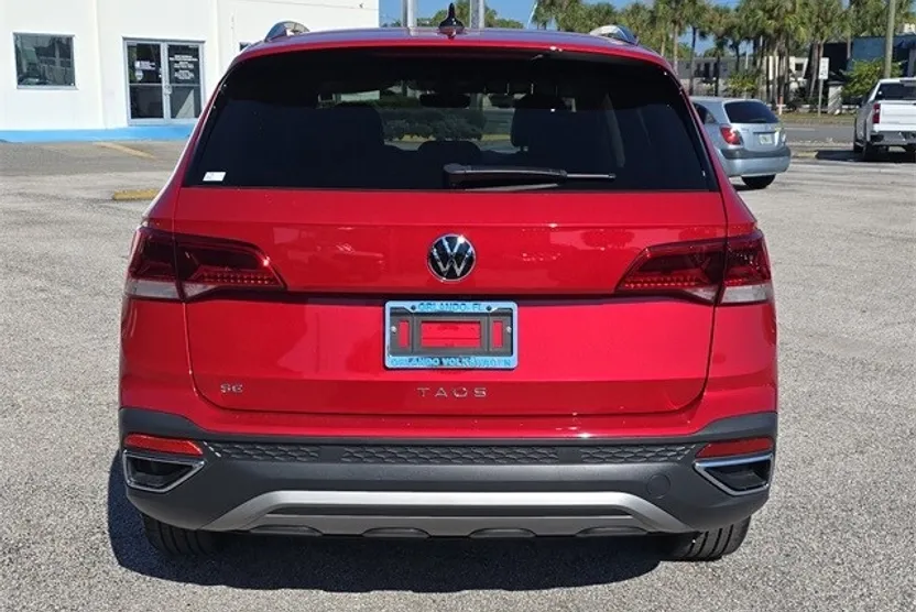 2023 Volkswagen Taos SE photo 1