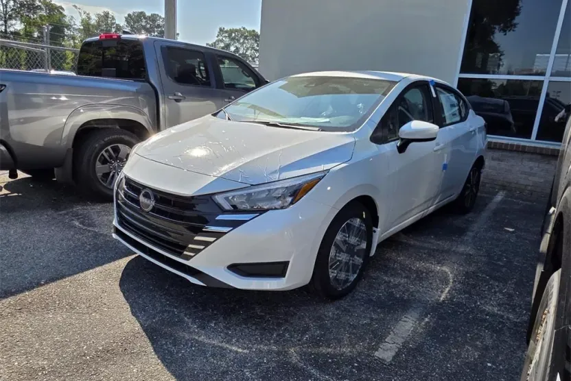 2025 Nissan Versa 1.6 SV photo 1