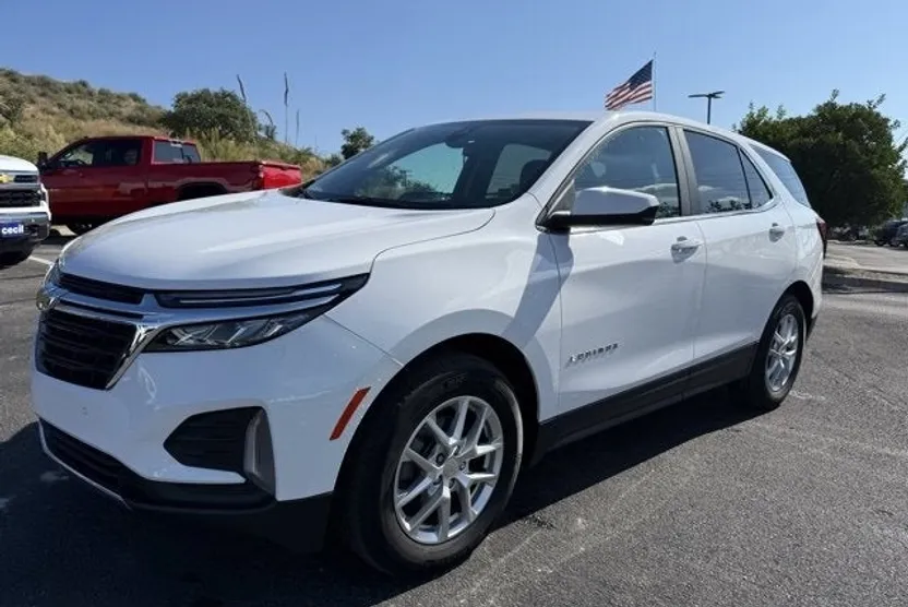 2024 Chevrolet Equinox LT photo 1