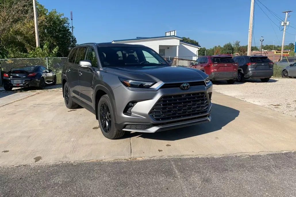 2025 Toyota Highlander Hybrid Limited photo 1