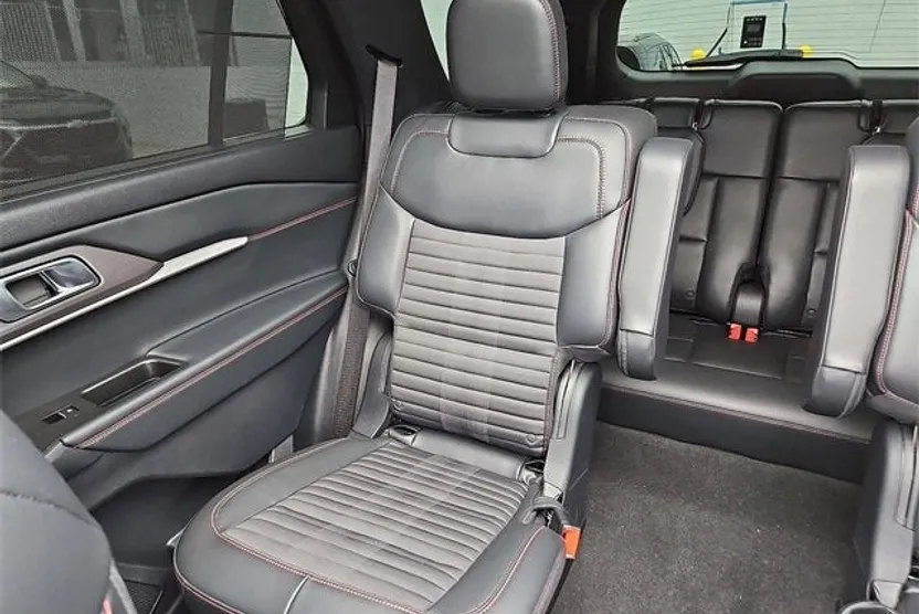 2025 Ford Explorer ST-Line photo 1
