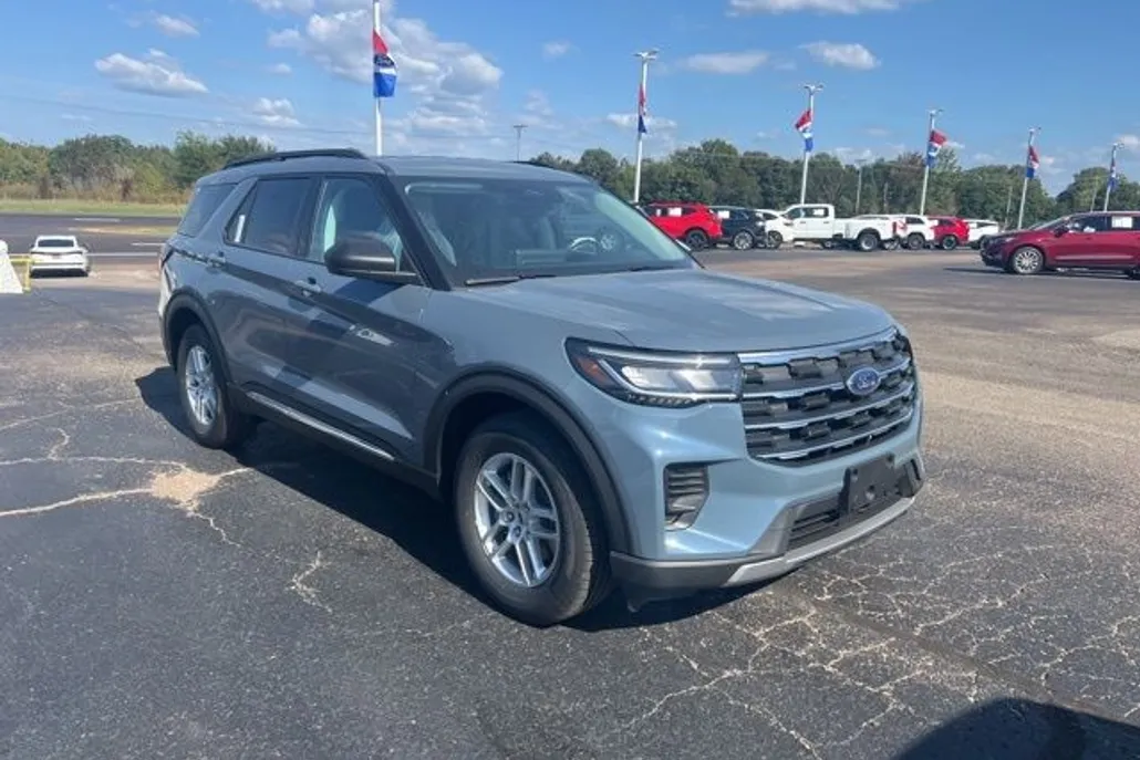 2025 Ford Explorer photo 1