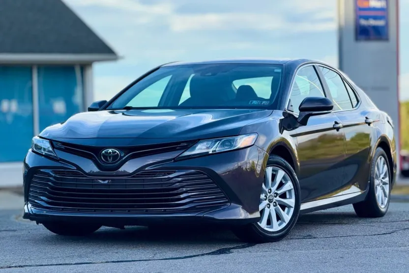 2020 Toyota Camry LE photo 1