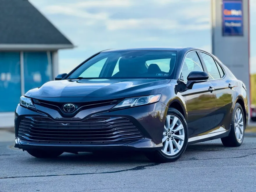 2020 Toyota Camry LE photo 1