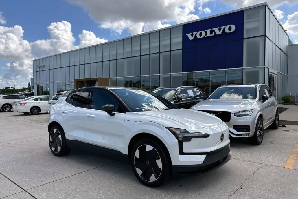 2025 Volvo EX30 Plus photo 1