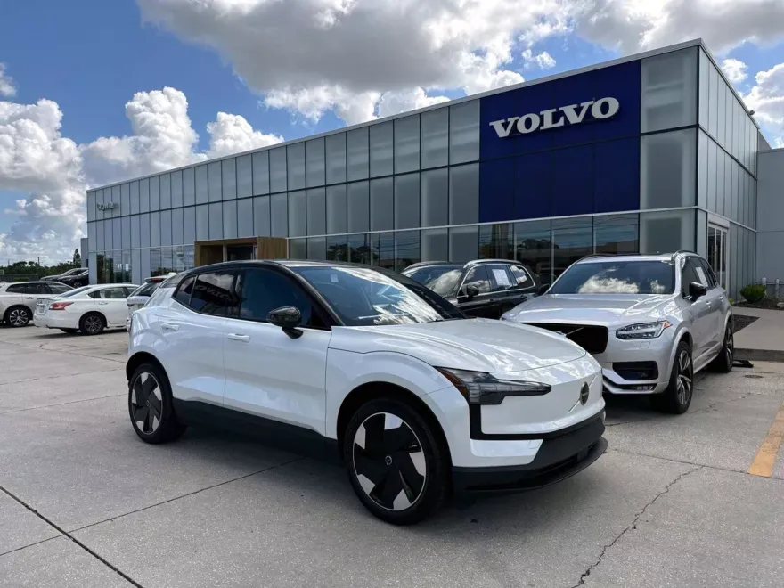 2025 Volvo EX30 Plus photo 1