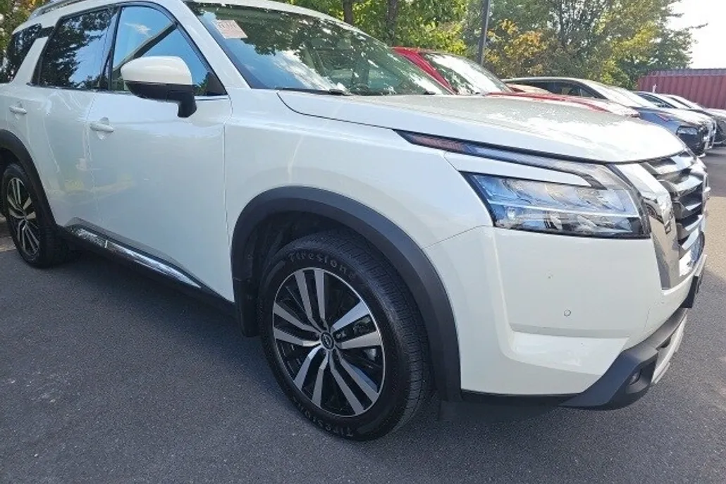2023 Nissan Pathfinder Platinum photo 1