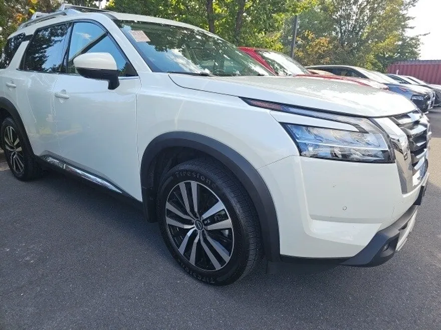 2023 Nissan Pathfinder Platinum photo 1