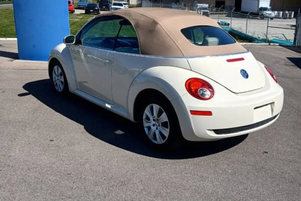2009 Volkswagen Beetle Convertible Base photo 1