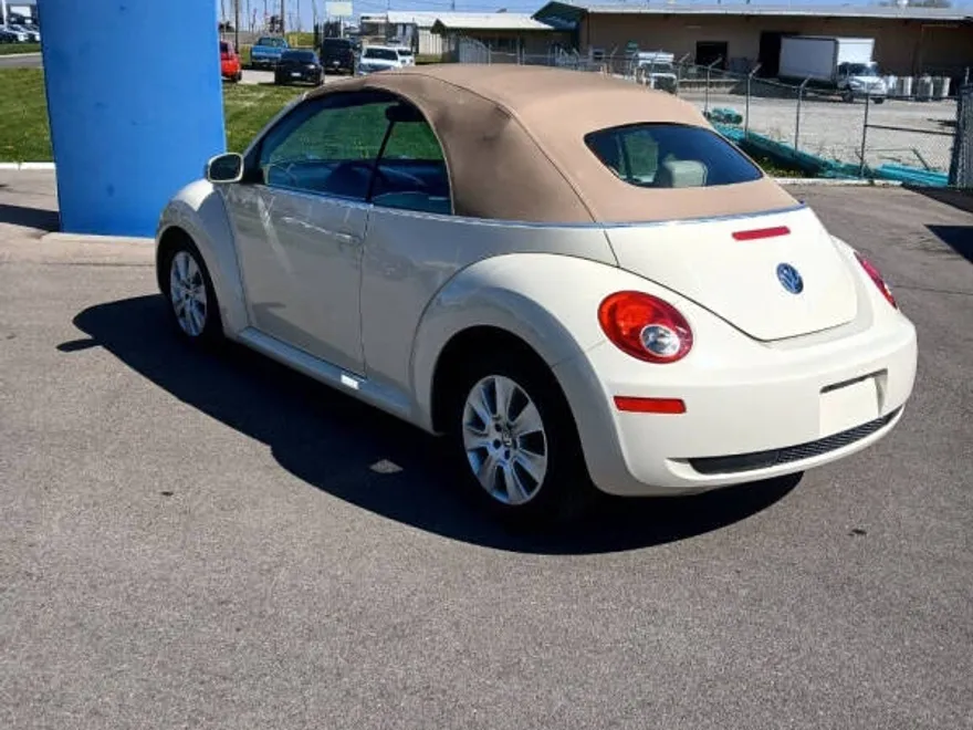 2009 Volkswagen Beetle Convertible Base photo 1