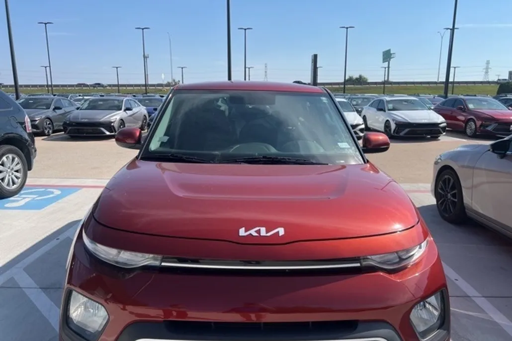 2022 Kia Soul LX photo 1