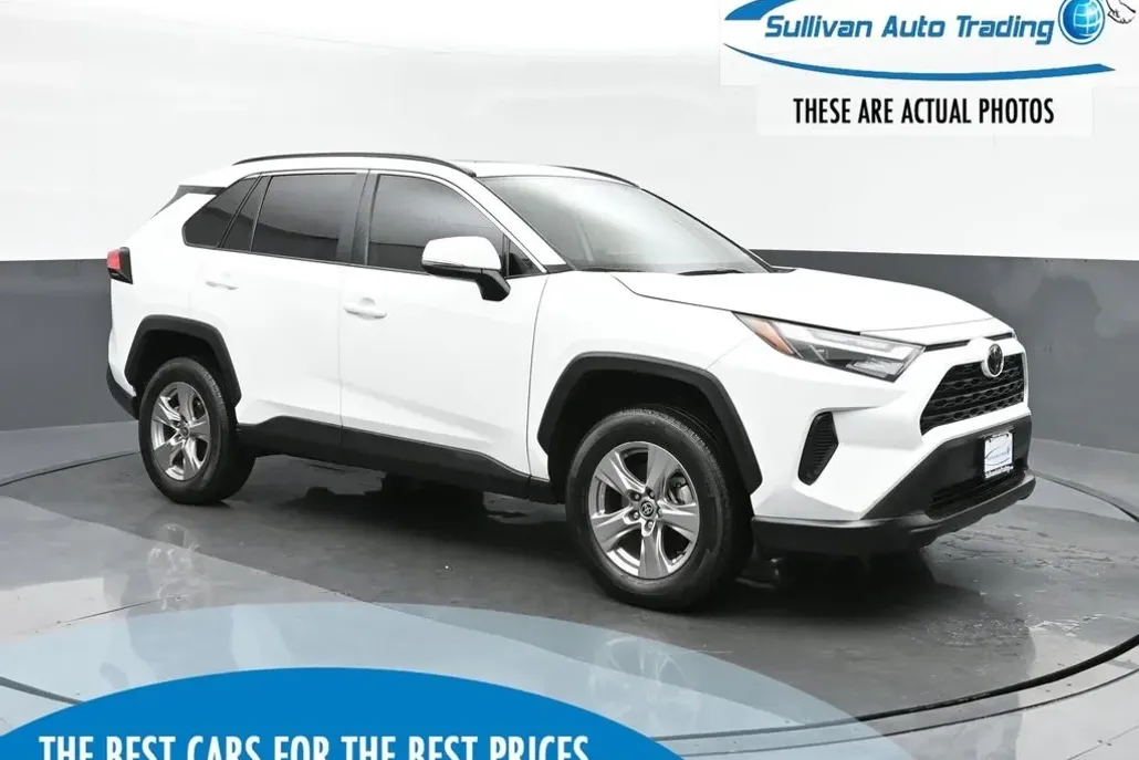 2022 Toyota RAV4 XLE photo 1