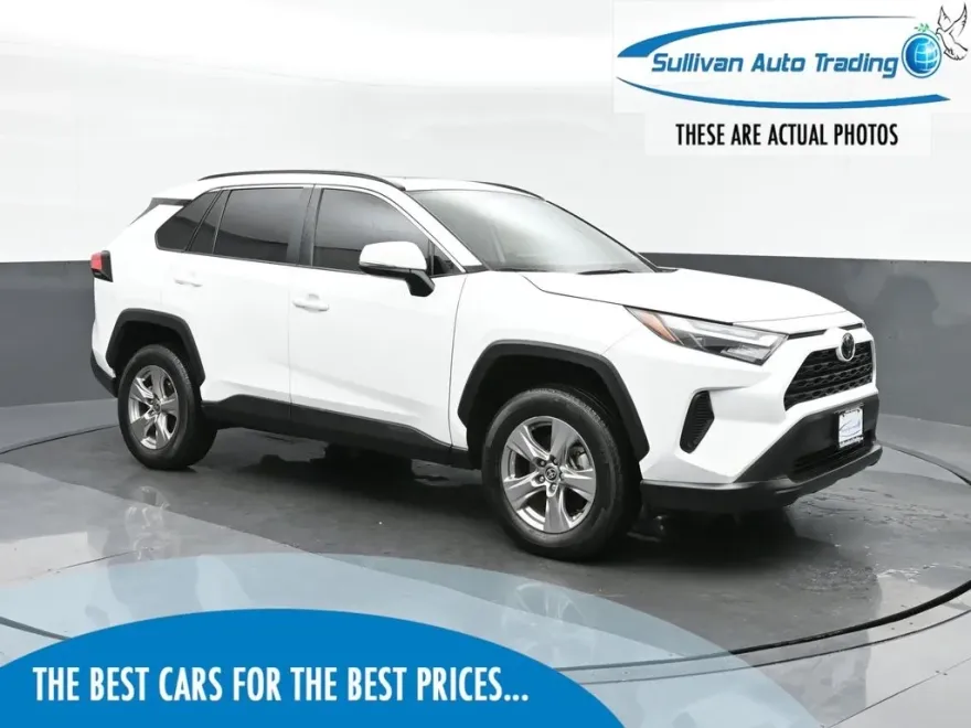 2022 Toyota RAV4 XLE photo 1