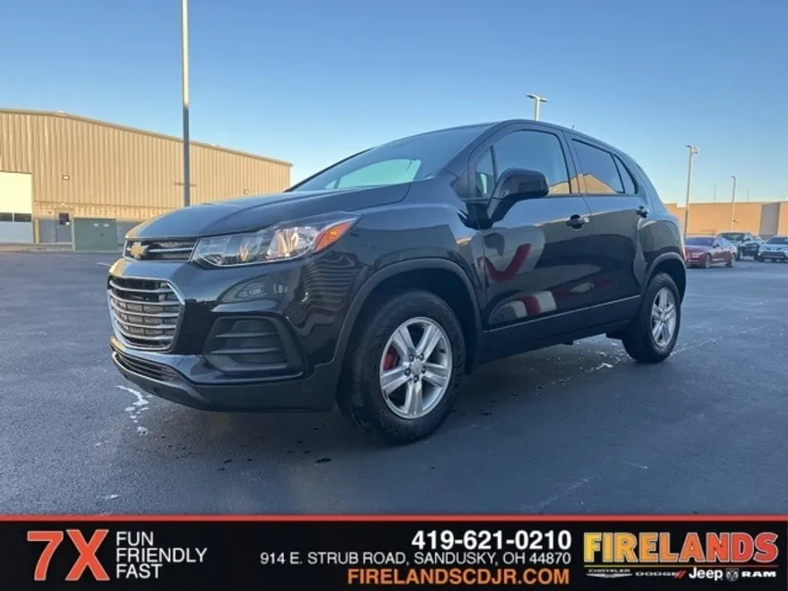 2022 Chevrolet Trax LS photo 1