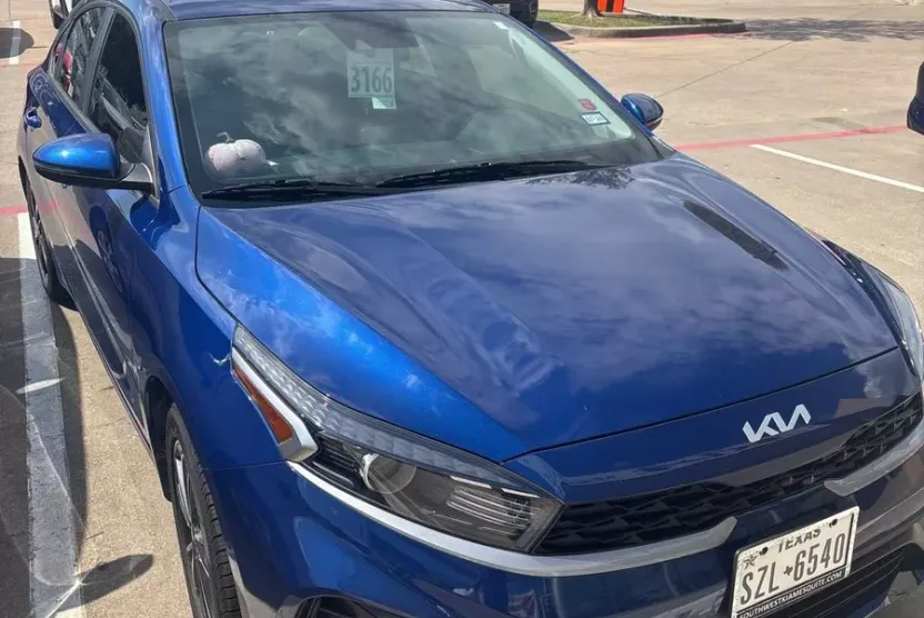 2023 Kia Forte LXS photo 1