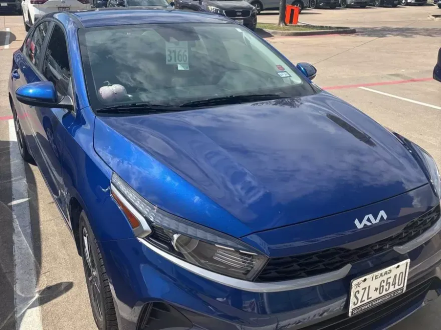 2023 Kia Forte LXS photo 1