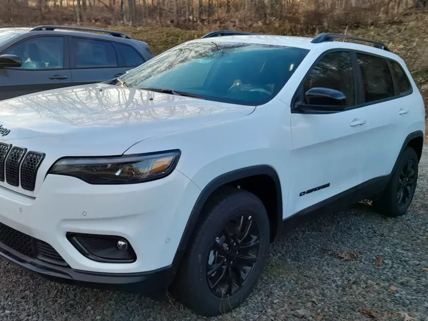 2023 Jeep Cherokee Altitude Lux photo 1