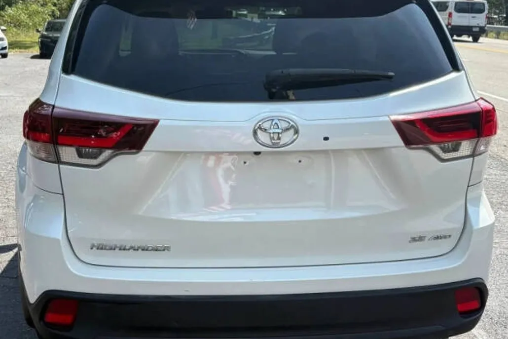 2019 Toyota Highlander SE Sport photo 1