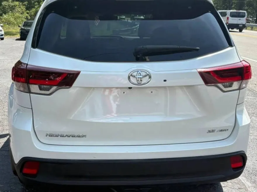 2019 Toyota Highlander SE Sport photo 1