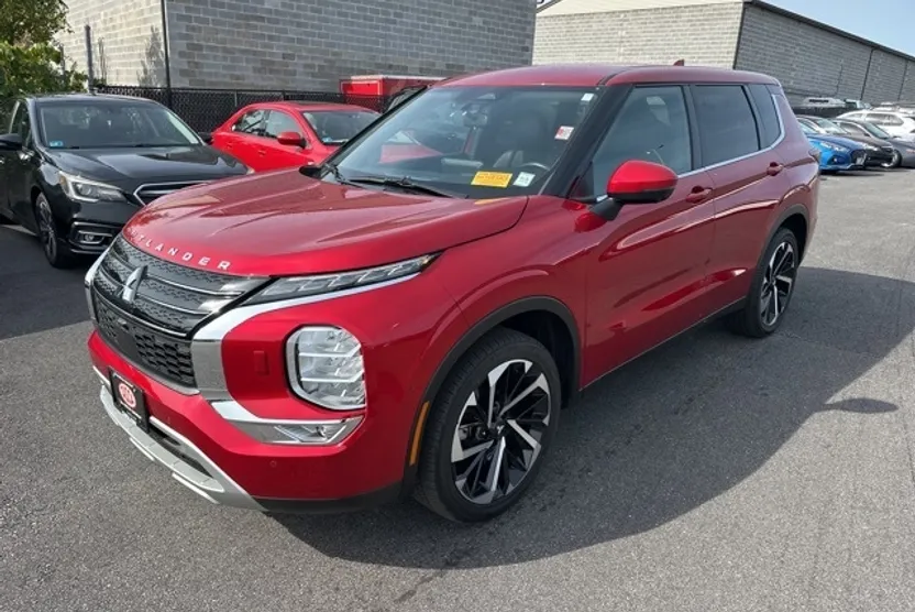 2022 Mitsubishi Outlander SE photo 1