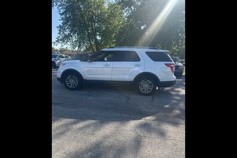 2015 Ford Explorer XLT photo 1