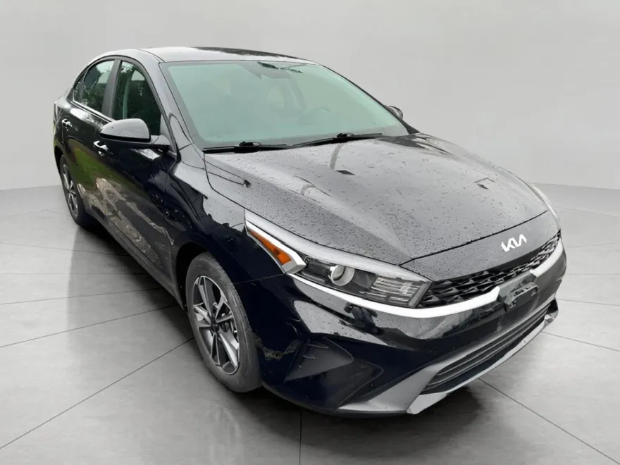 2022 Kia Forte LXS photo 1