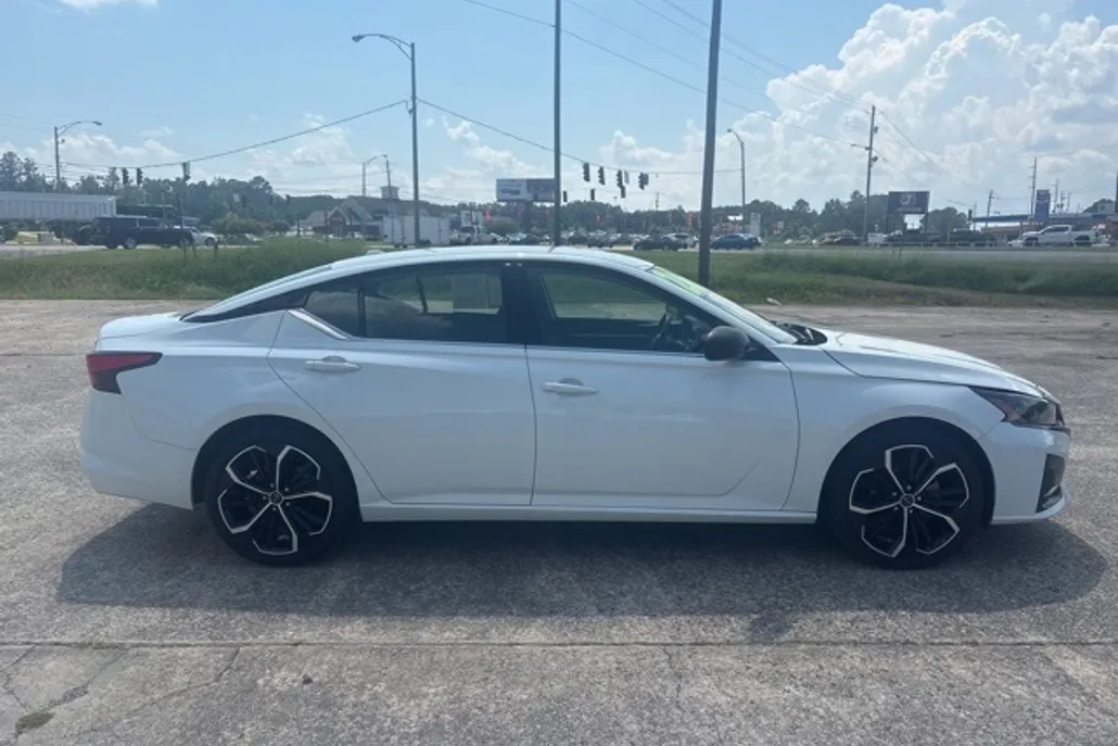 2024 Nissan Altima 2.5 SR photo 1