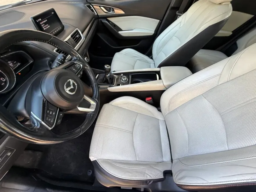 2017 Mazda Mazda3 Grand Touring Hatchback photo 1