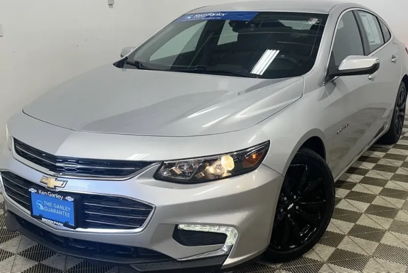 2017 Chevrolet Malibu 1LT photo 1