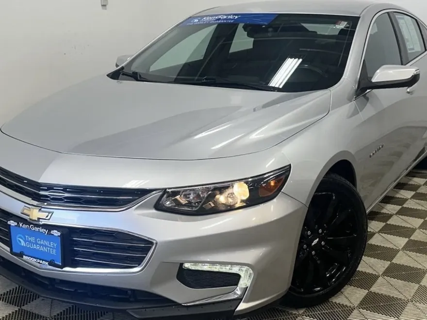 2017 Chevrolet Malibu 1LT photo 1