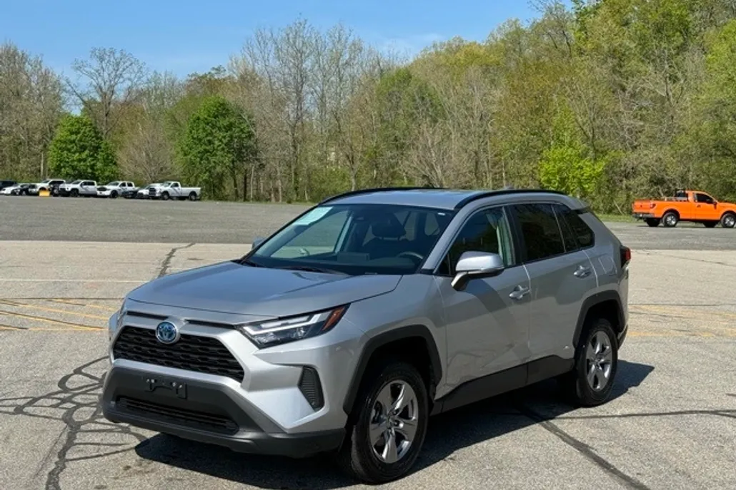 2024 Toyota RAV4 Hybrid XLE photo 1