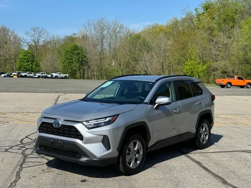 2024 Toyota RAV4 Hybrid XLE photo 1