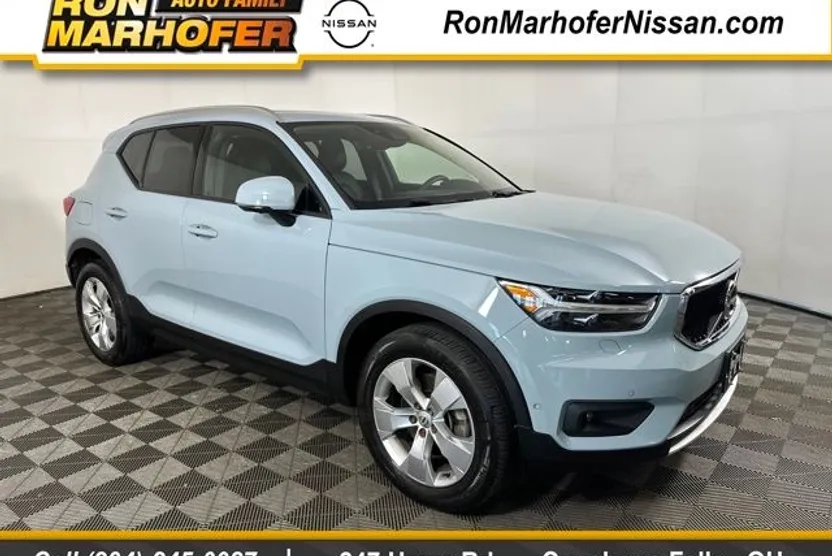 2019 Volvo XC40 Momentum photo 1