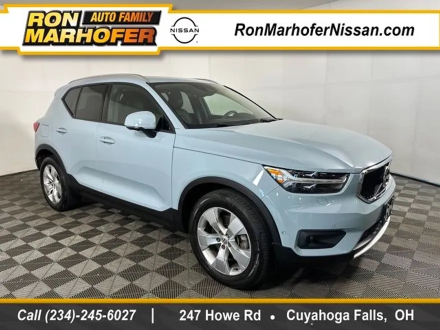 2019 Volvo XC40 Momentum photo 1
