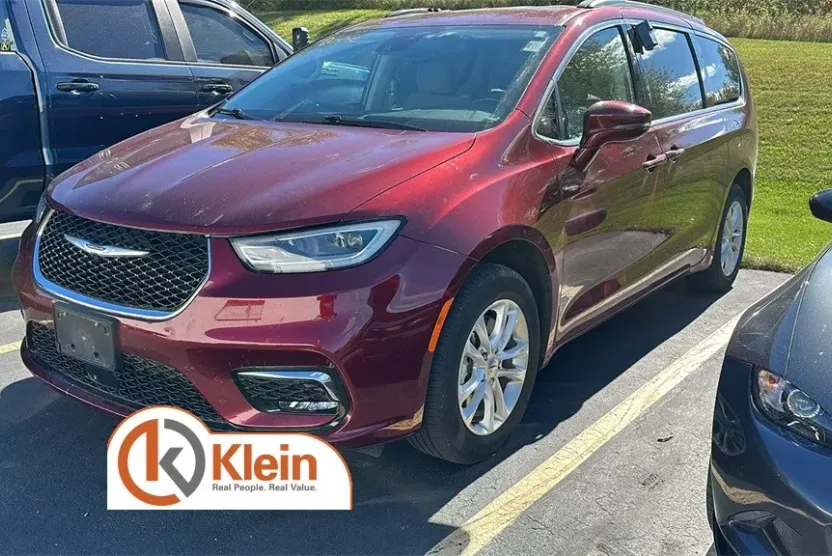 2021 Chrysler Pacifica Touring photo 1