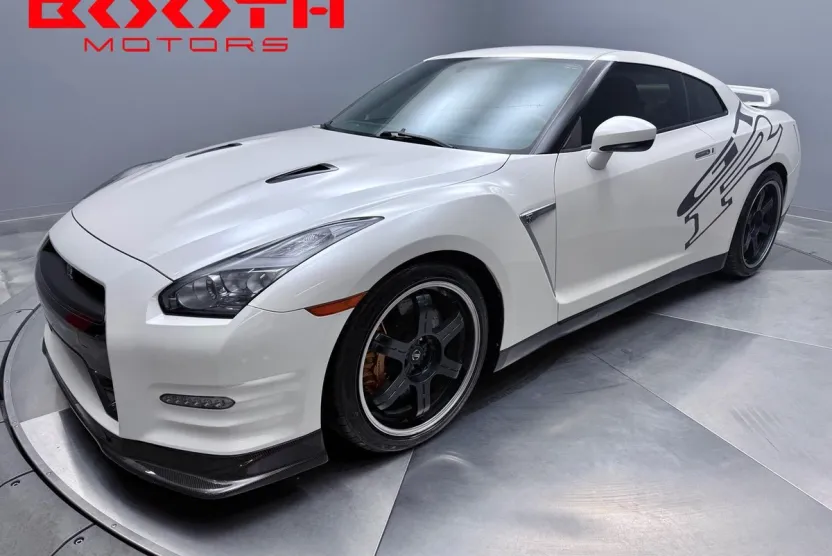 2015 Nissan GT-R Premium photo 1