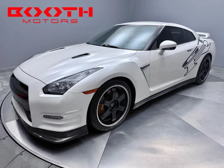 2015 Nissan GT-R Premium photo 1