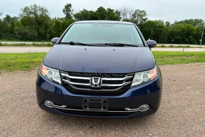 2016 Honda Odyssey Touring photo 1