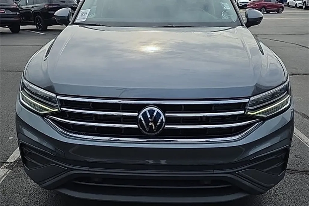 2022 Volkswagen Tiguan SE photo 1