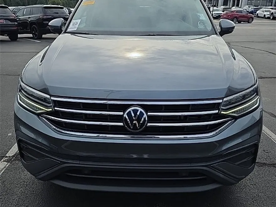 2022 Volkswagen Tiguan SE photo 1